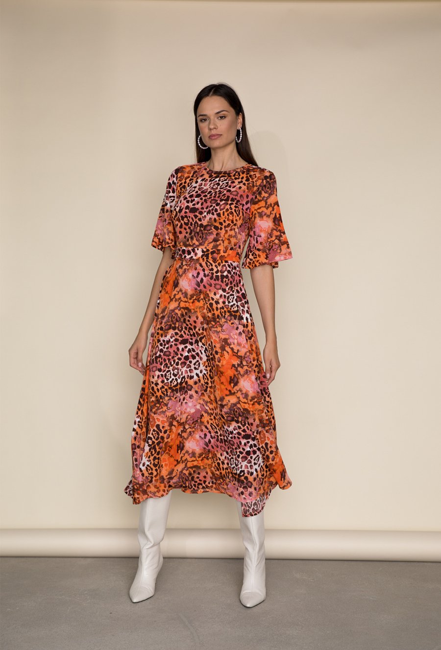 Długa satynowa sukienka w zwierzęcy print