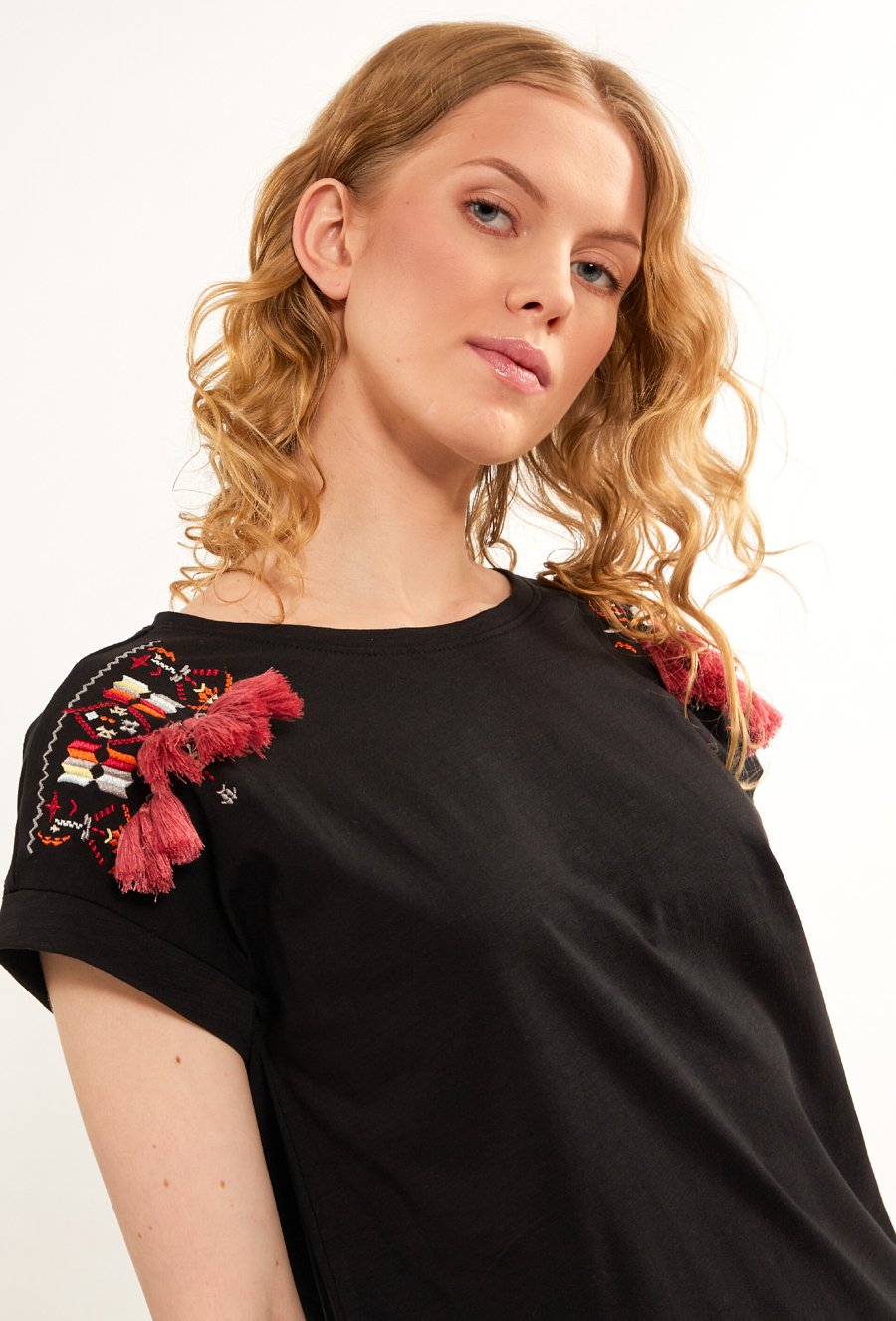 Bawełniany t-shirt ze zdobieniem na rękawach