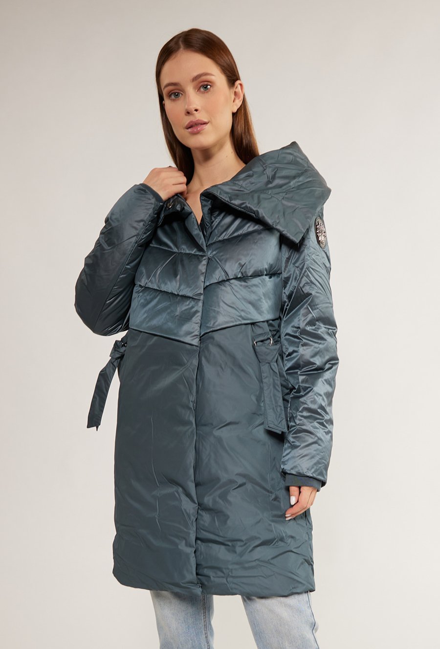 Pikowany płaszcz z obszernym kapturem