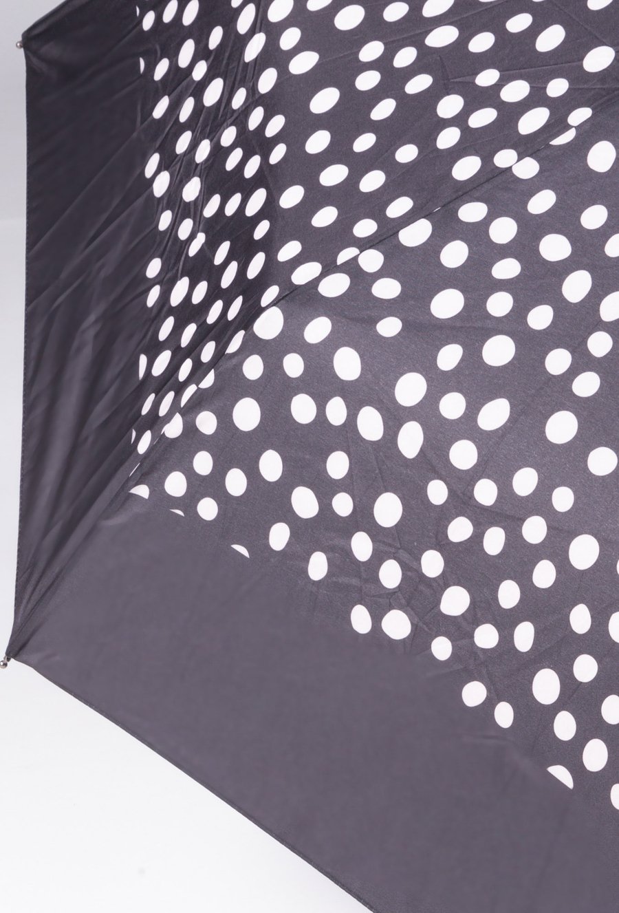 Parasolka z nieregularnym wzorem