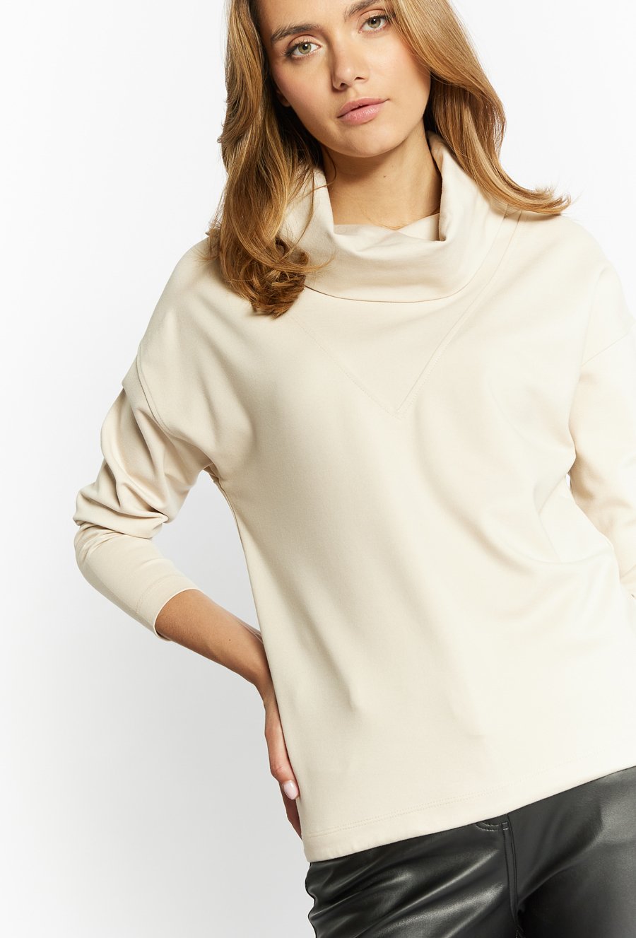 Bluza damska z szerokim golfem