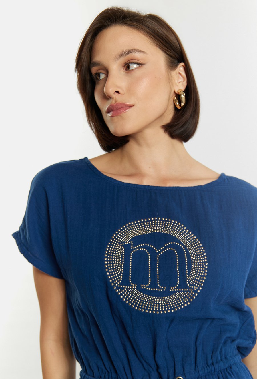 Bawełniana sukienka z kr&oacute;tkimi rozcięciami