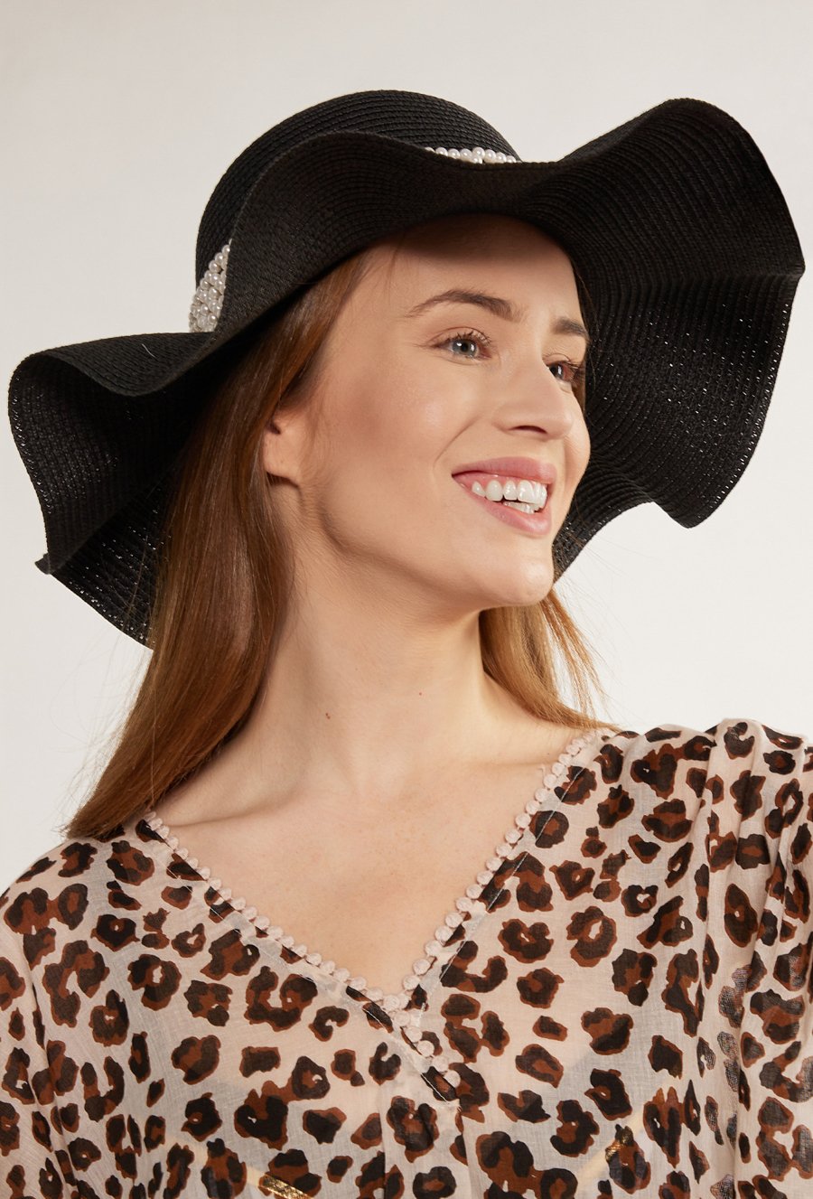 Słomkowy kapelusz z koralikami