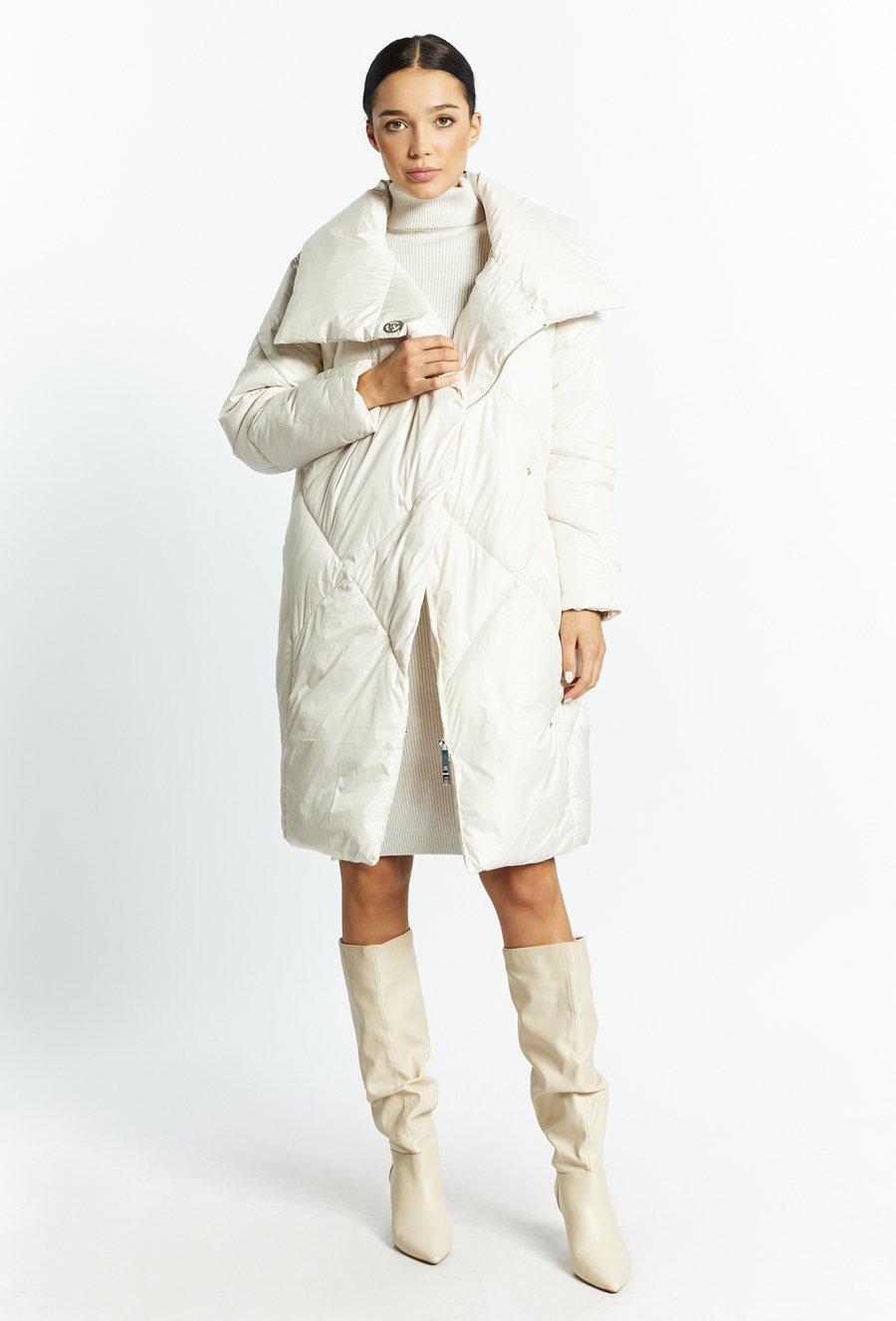 Płaszcz damski z obszernym kołnierzem