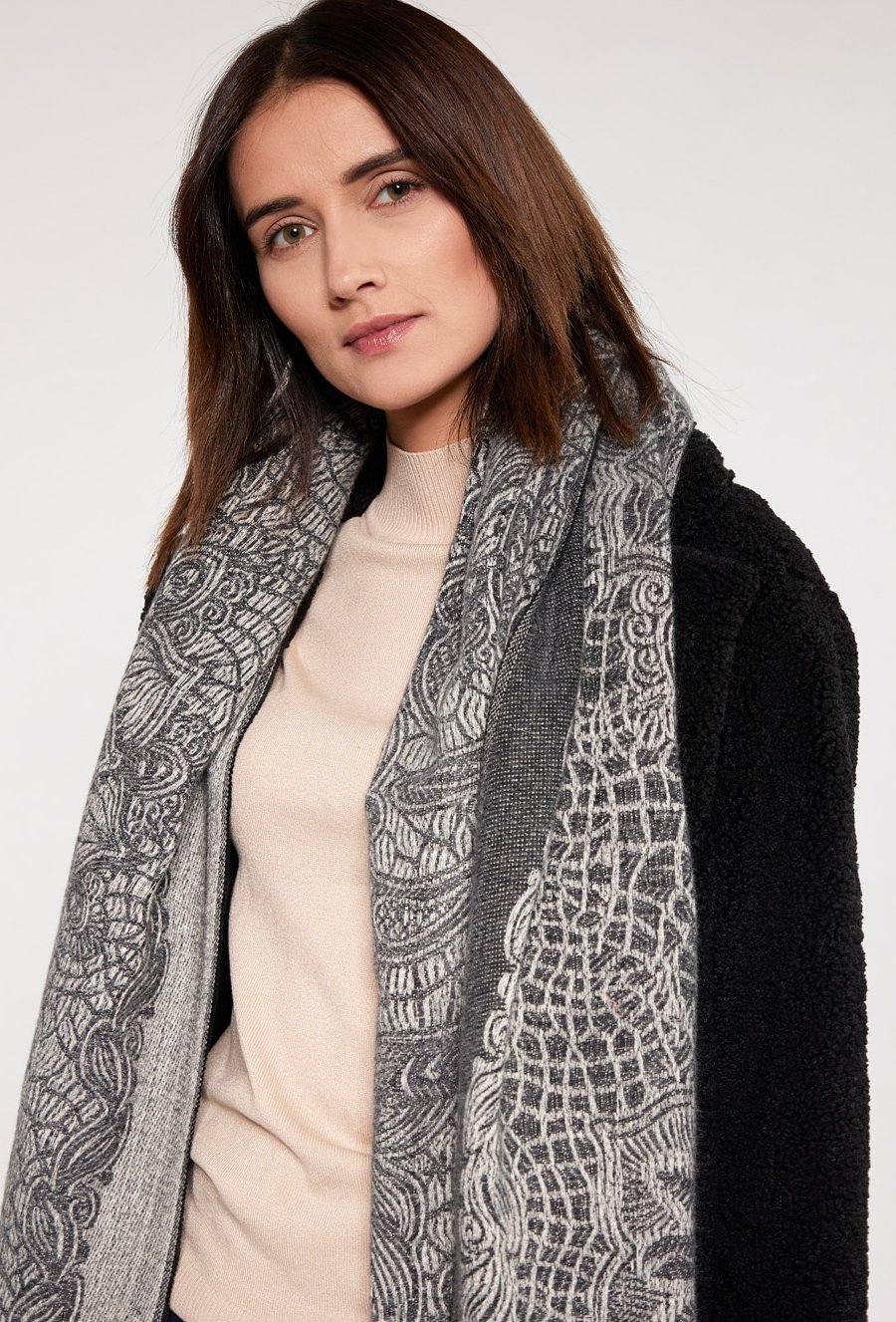 Wzorzysty szal z frędzlami