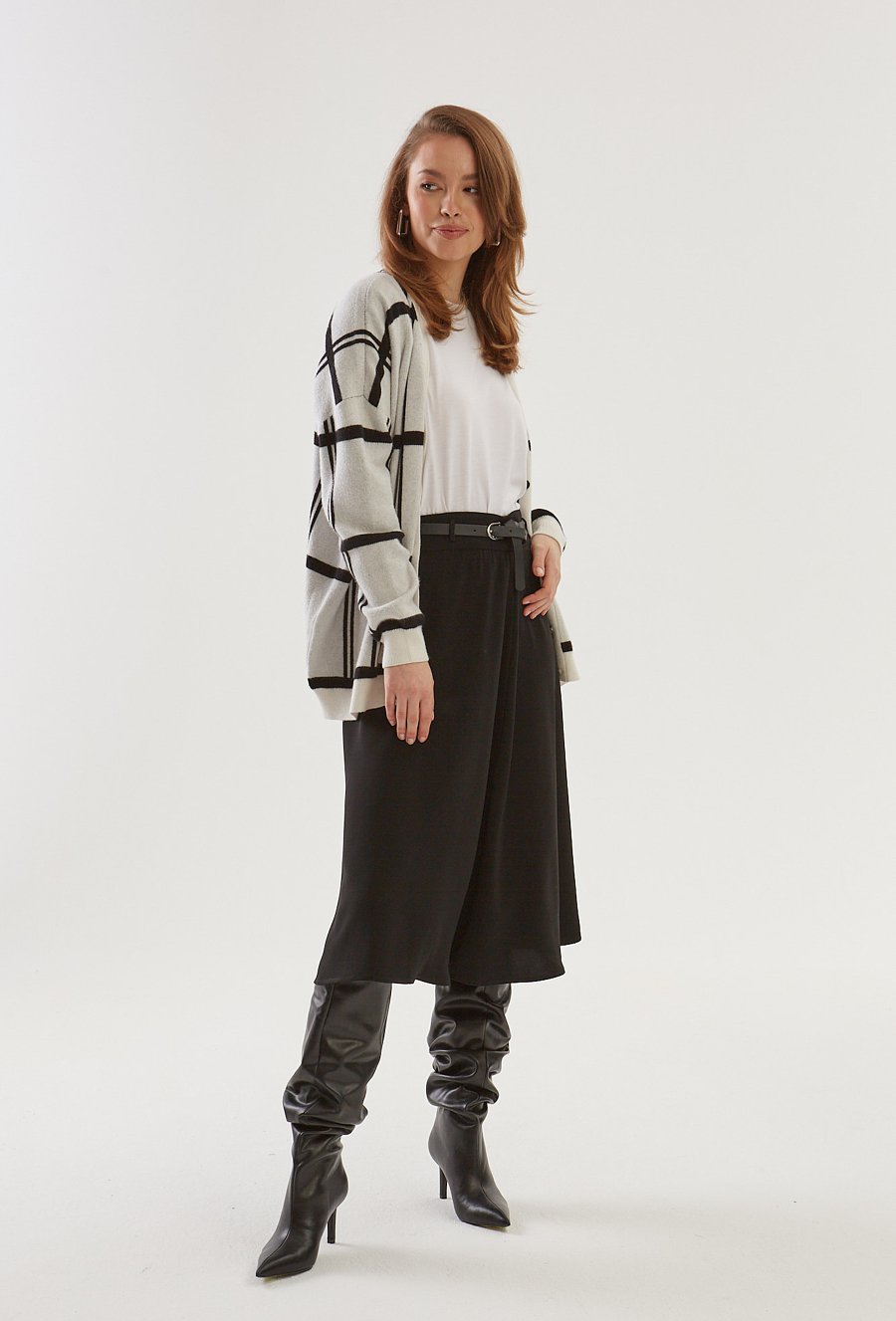 Biały kardigan w kratę z wiskozy