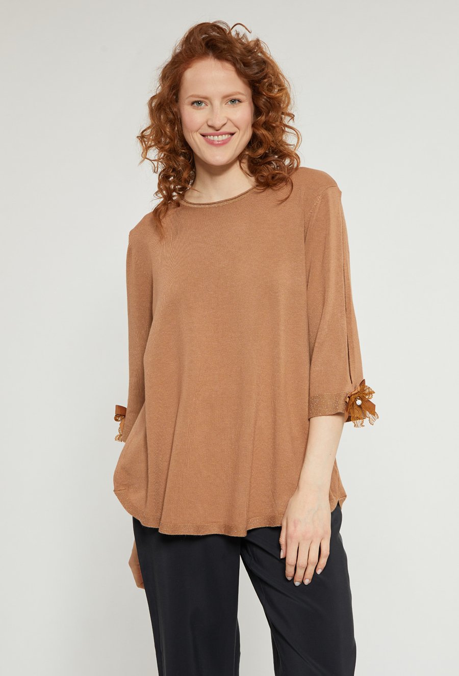 Sweter z ozdobnymi kokardkami