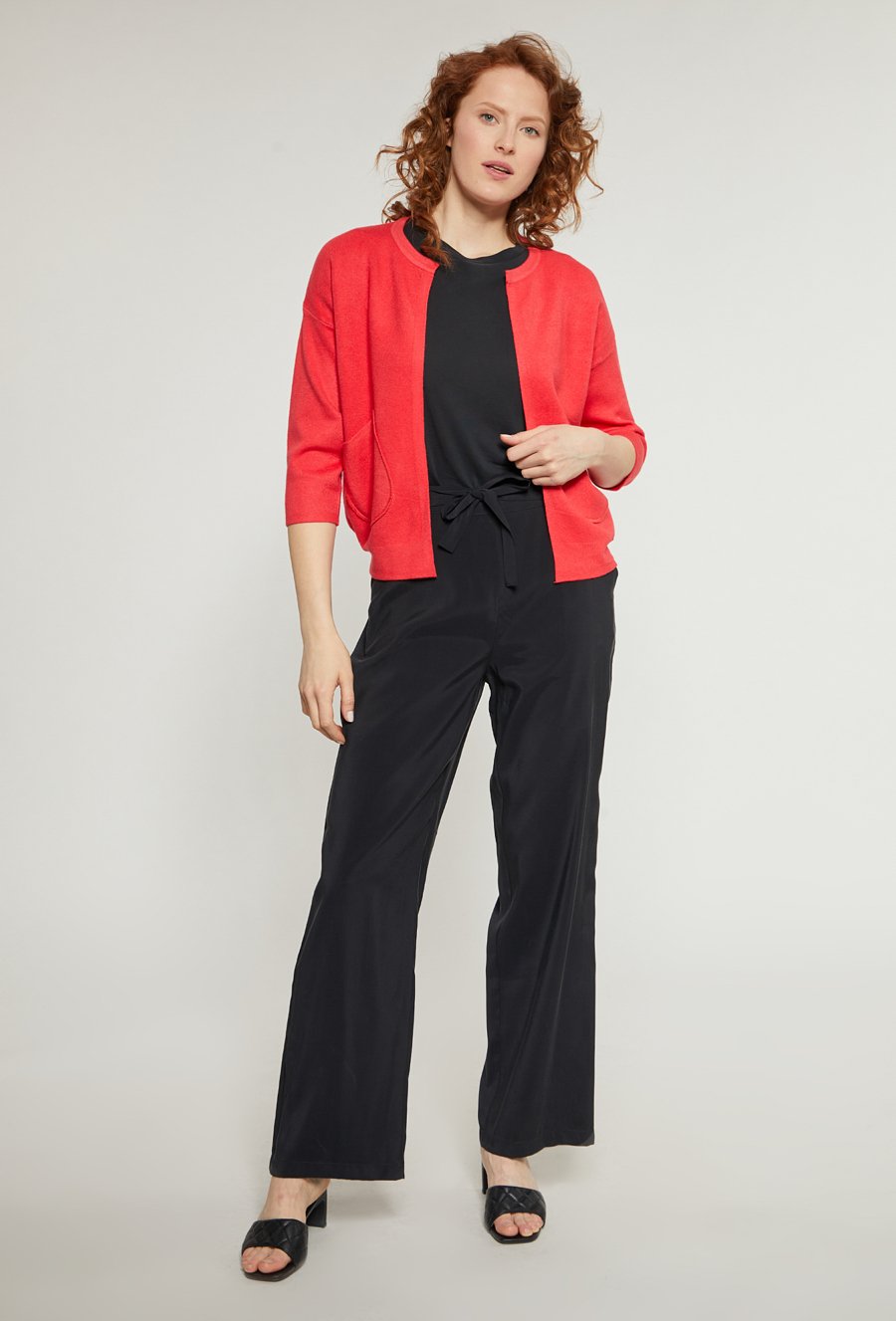 Kr&oacute;tki kardigan z kieszonkami