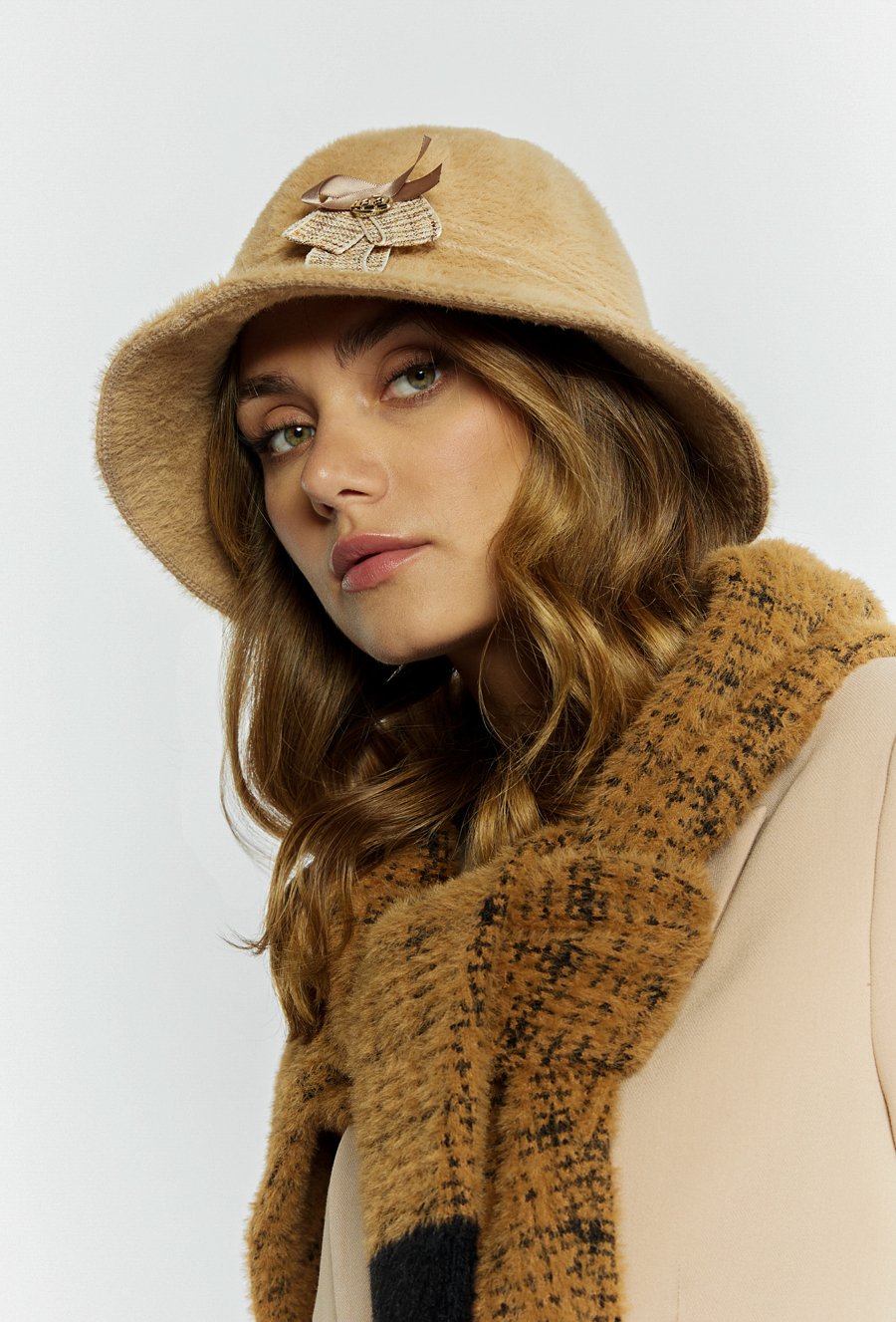 Kapelusz z ozdobną kokardką