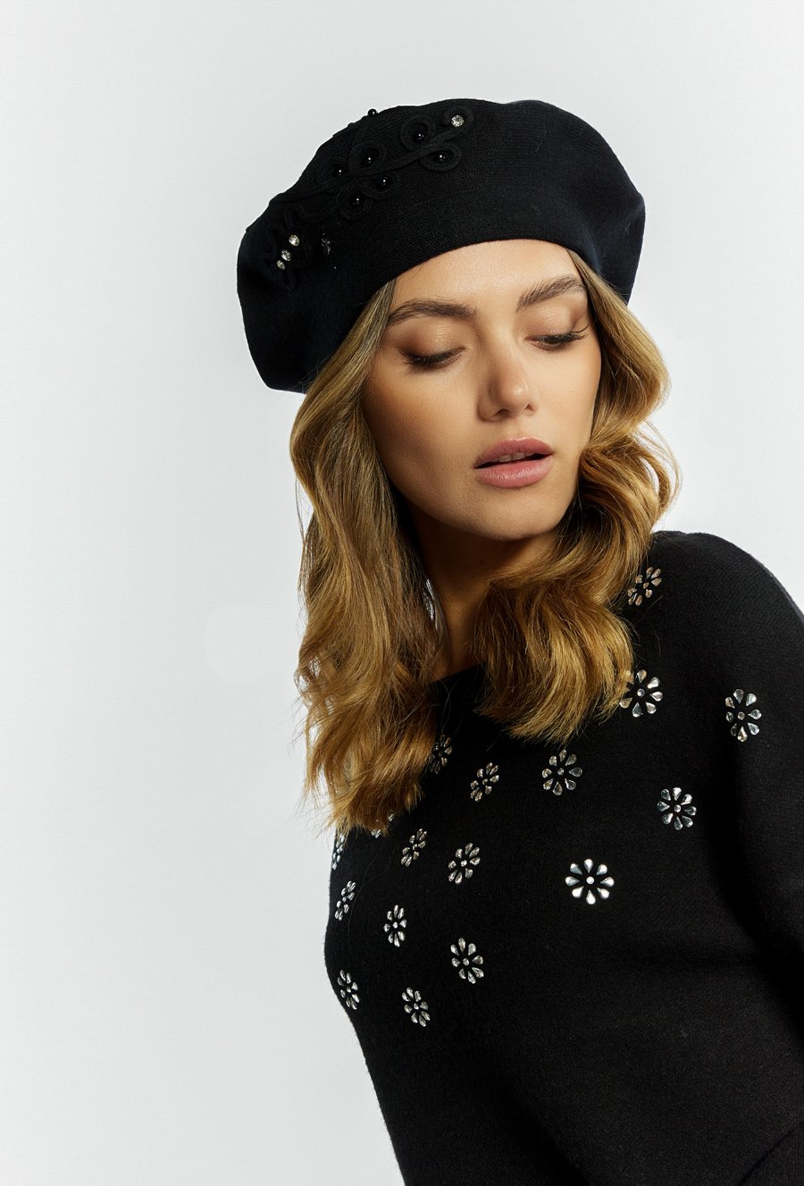 Beret damski z perełkami