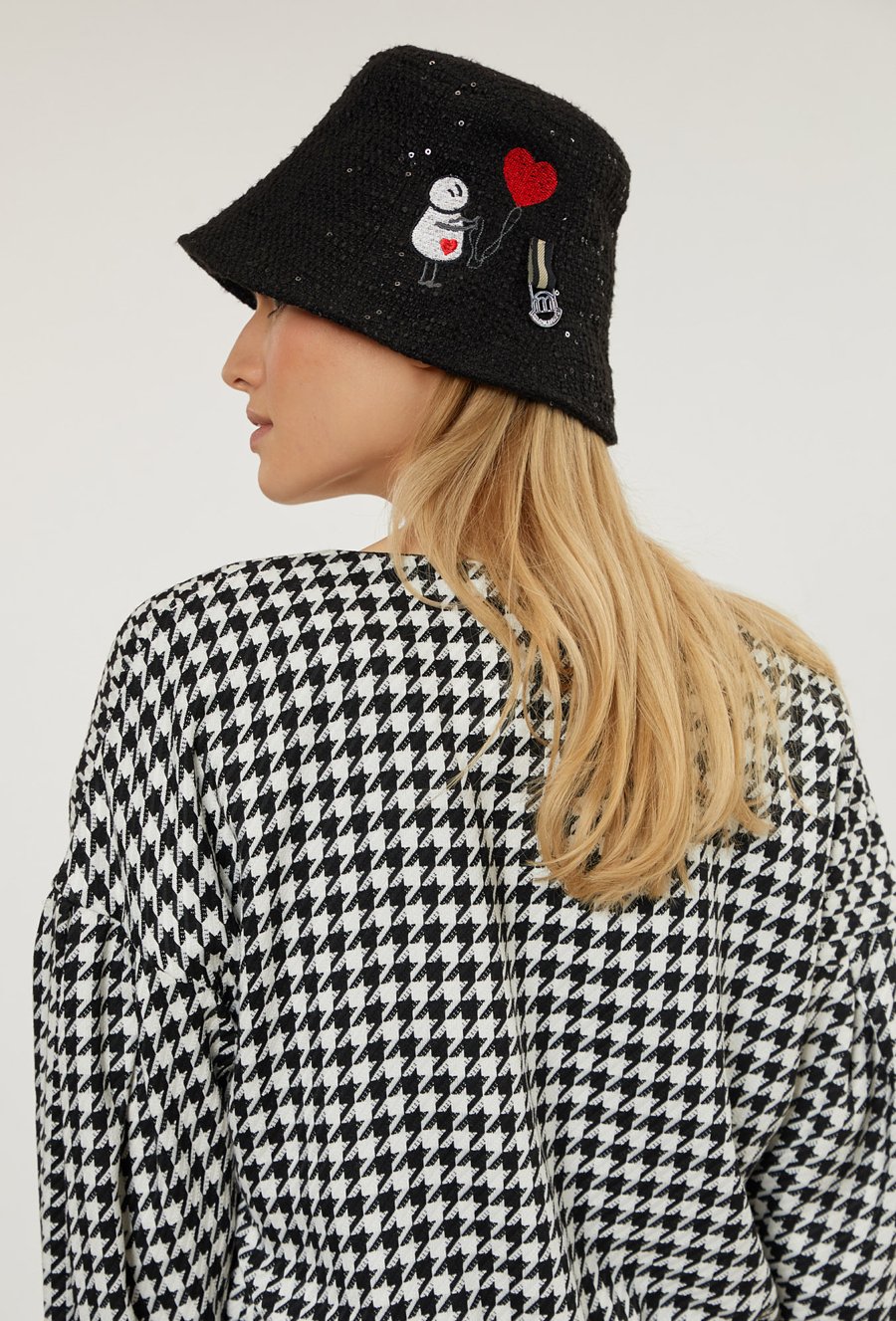 Bucket damski z aplikacją