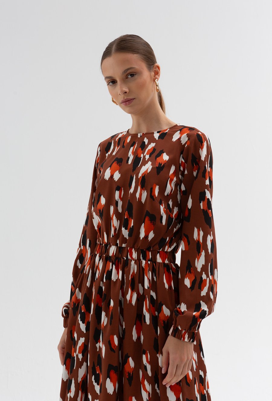 Satynowa sukienka w kontrastowy wz&oacute;r