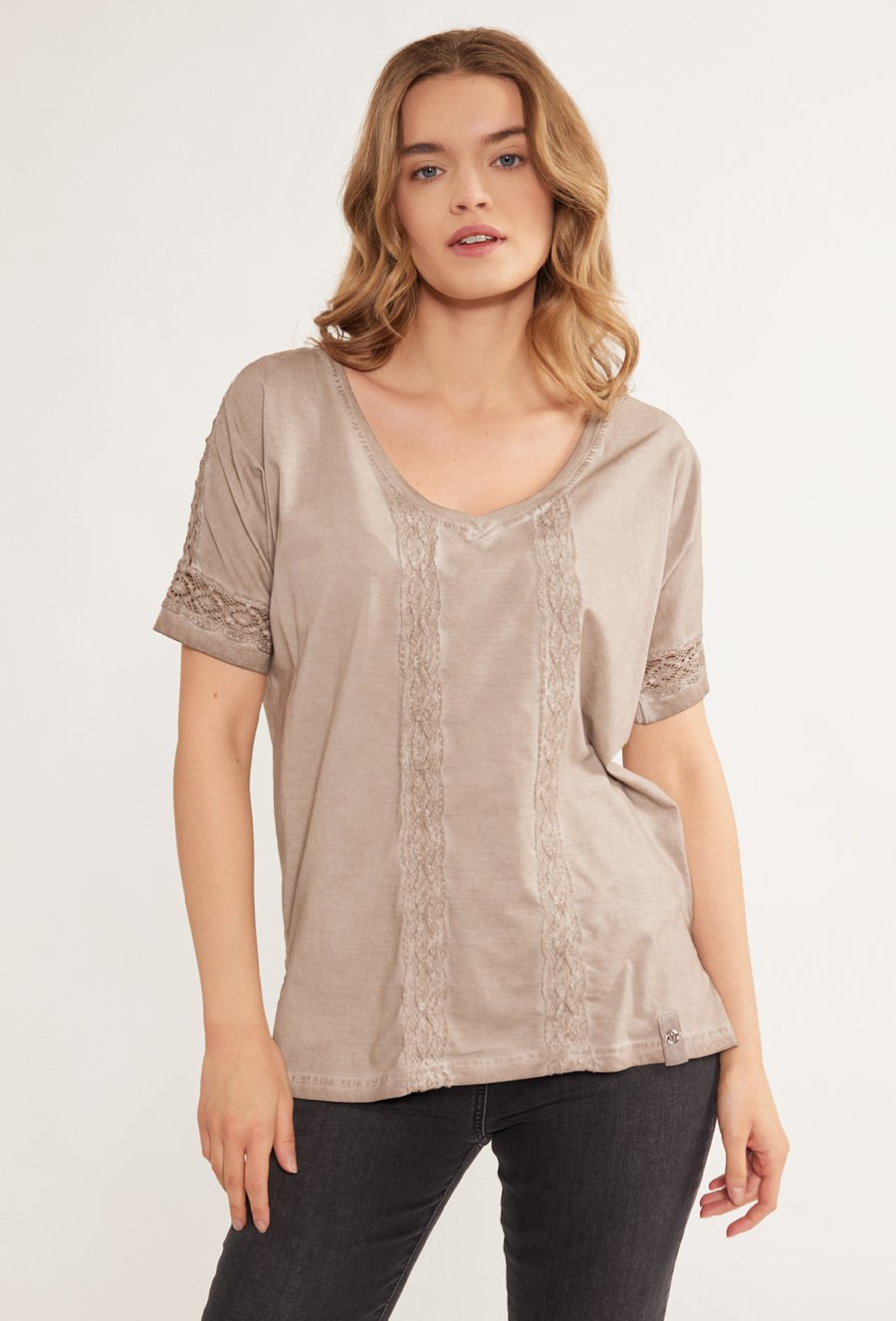 Bluzka damska wykończona koronką