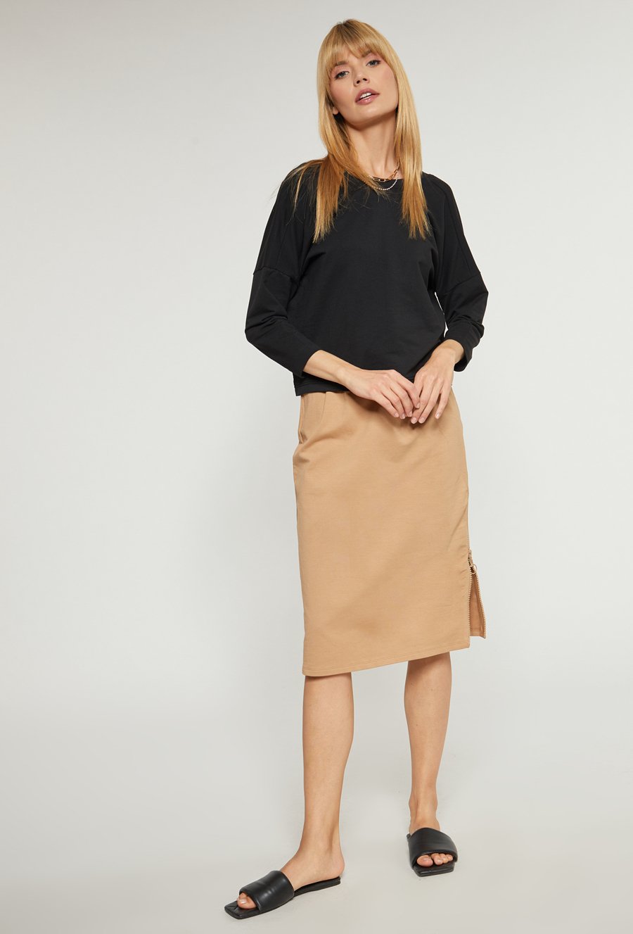 Dzianinowa sp&oacute;dnica damska z aplikacją