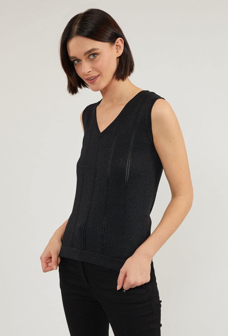 Sweter damski z połyskującą nicią