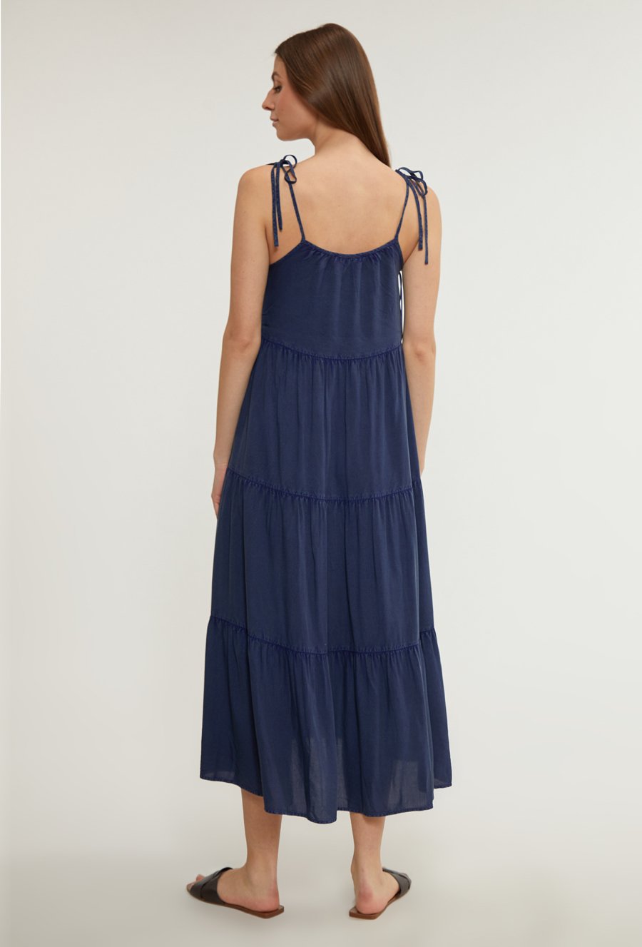 Letnia sukienka zawieszona na wiązanych ramiączkach