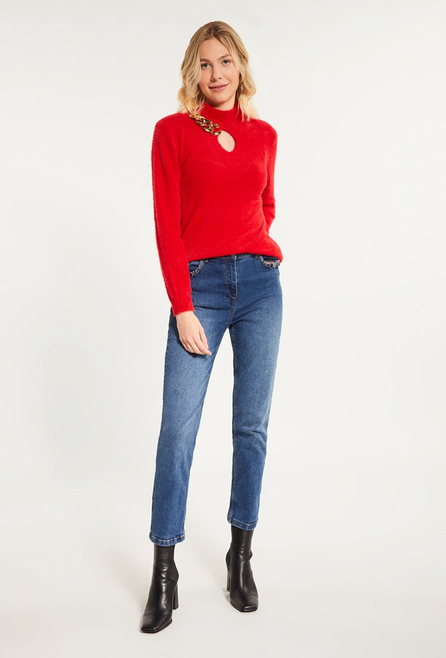 Sweter damski z biżuteryjną aplikacją