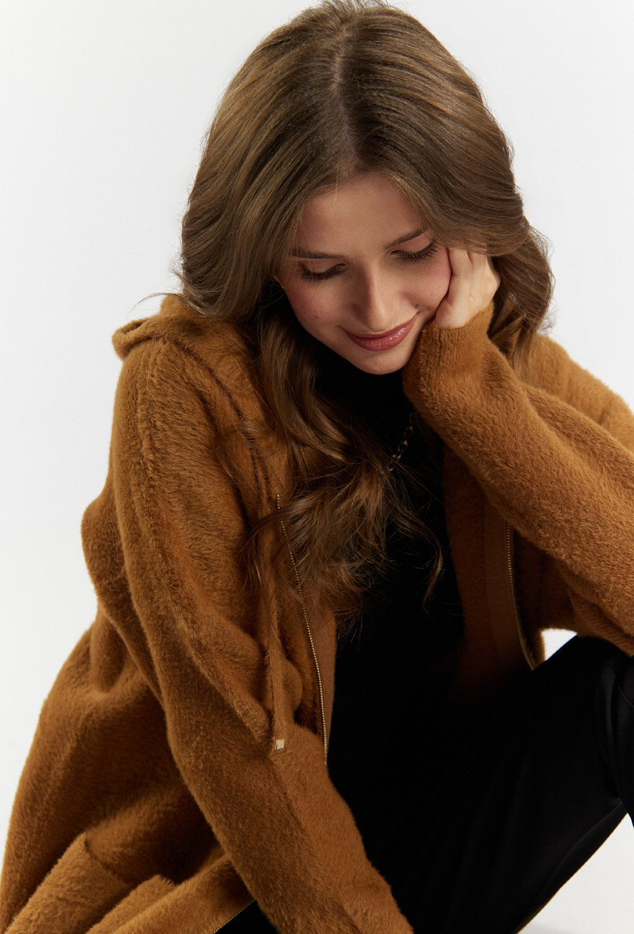 Swetrowy płaszcz z kieszeniami