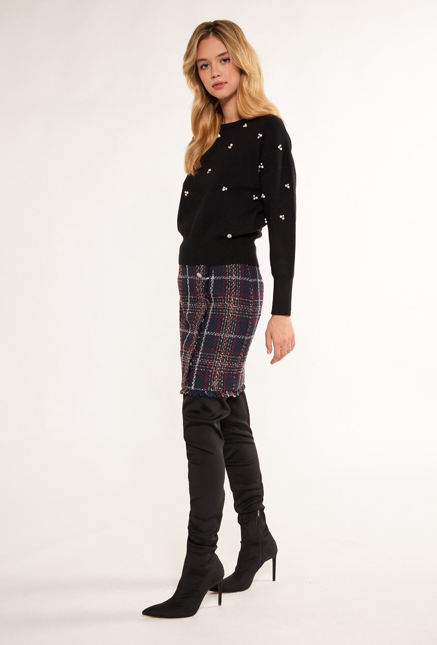 Sweter z biżuteryjną aplikacją