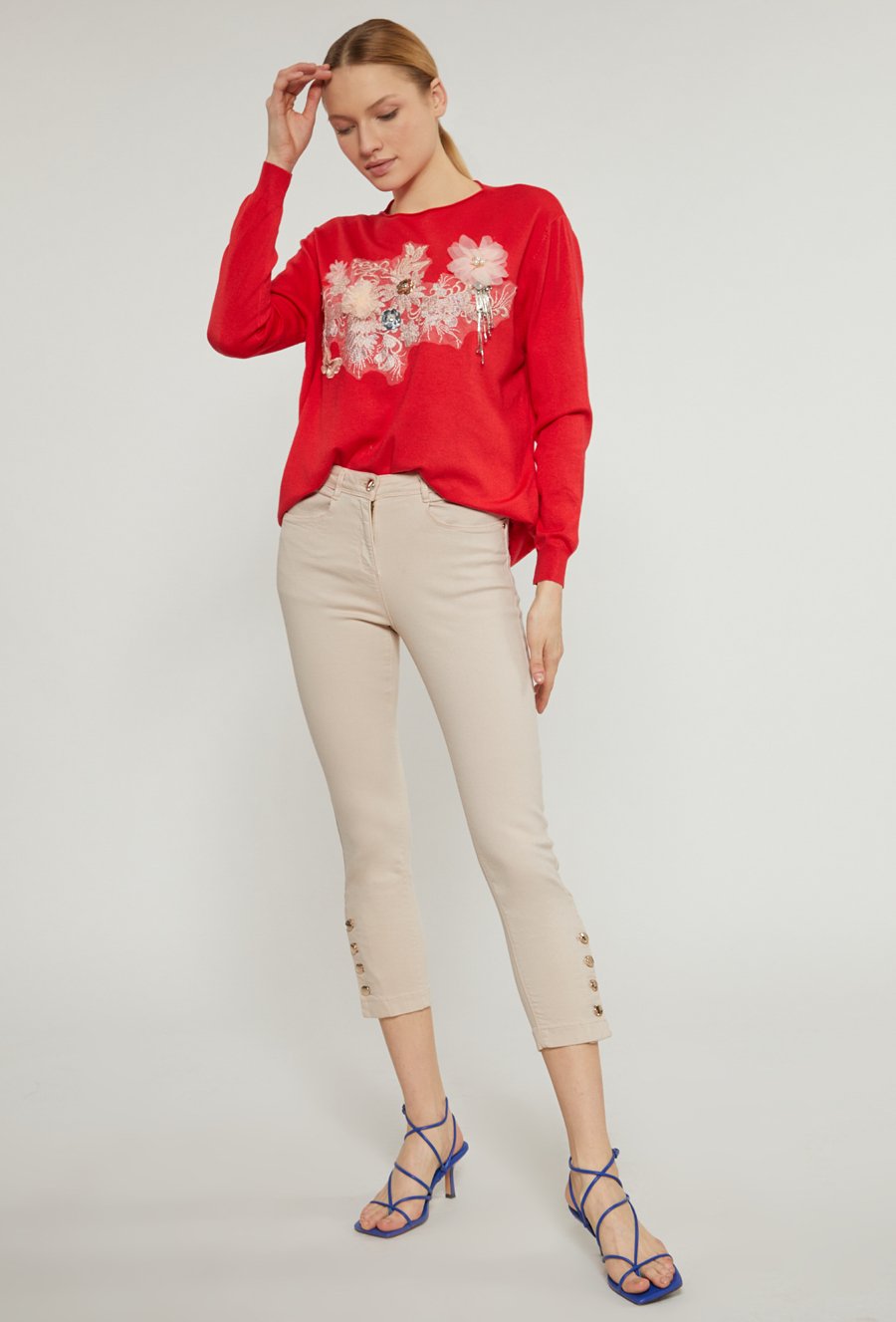 Sweter damski z biżuteryjnym panelem