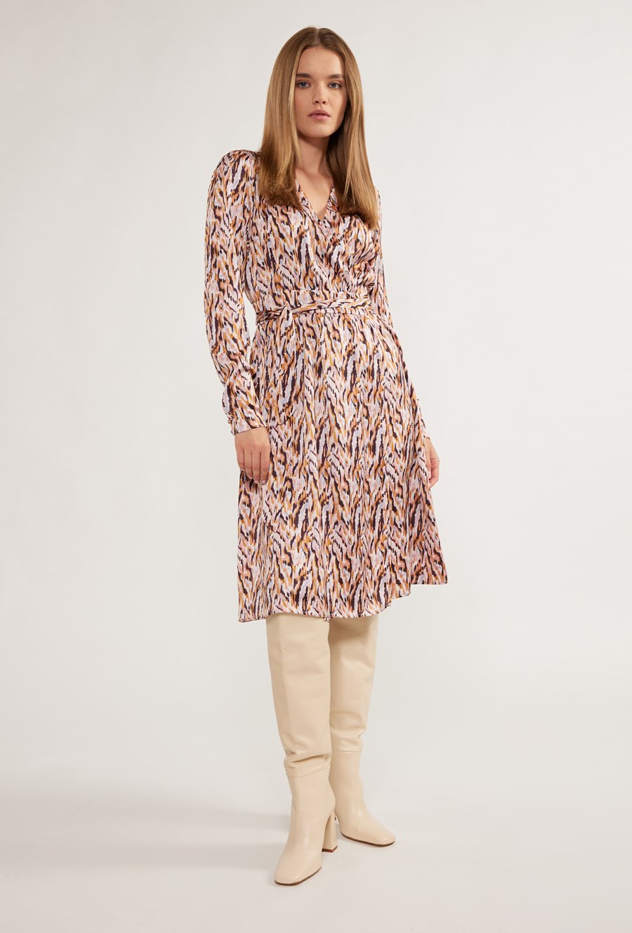 Sukienka midi we wz&oacute;r w stylu lat 70.