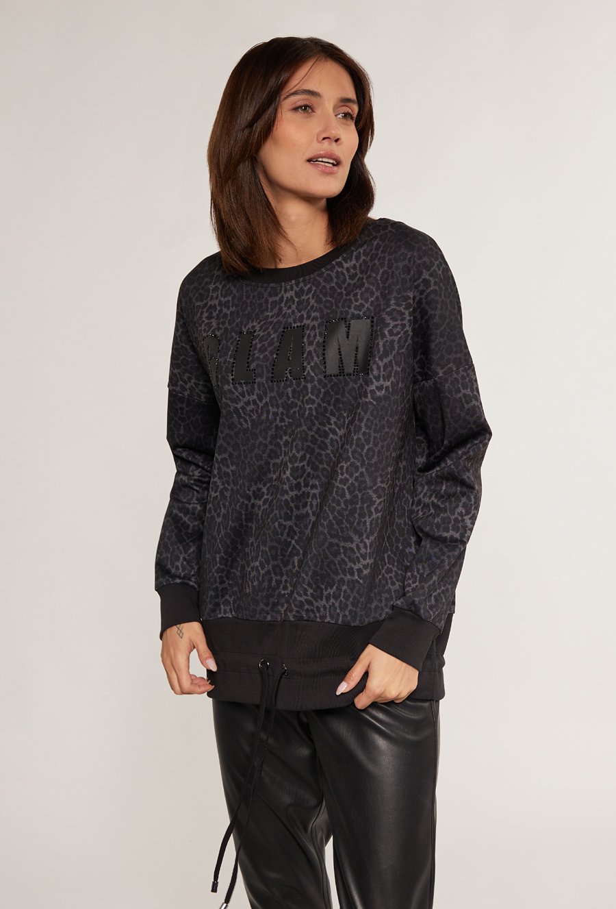 Wzorzysta bluza z napisem