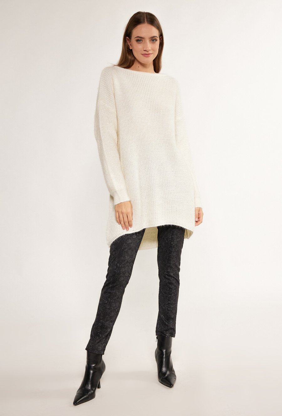 Sweter z dłuższym tyłem