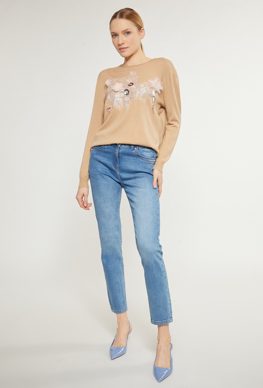 Sweter damski z biżuteryjnym panelem