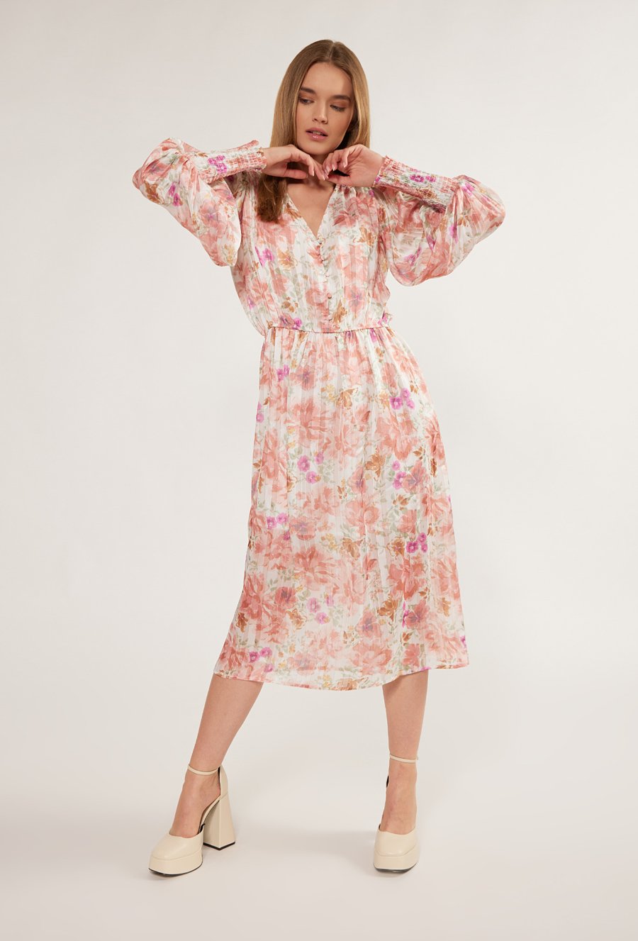 Sukienka midi w kwiatowy wz&oacute;r