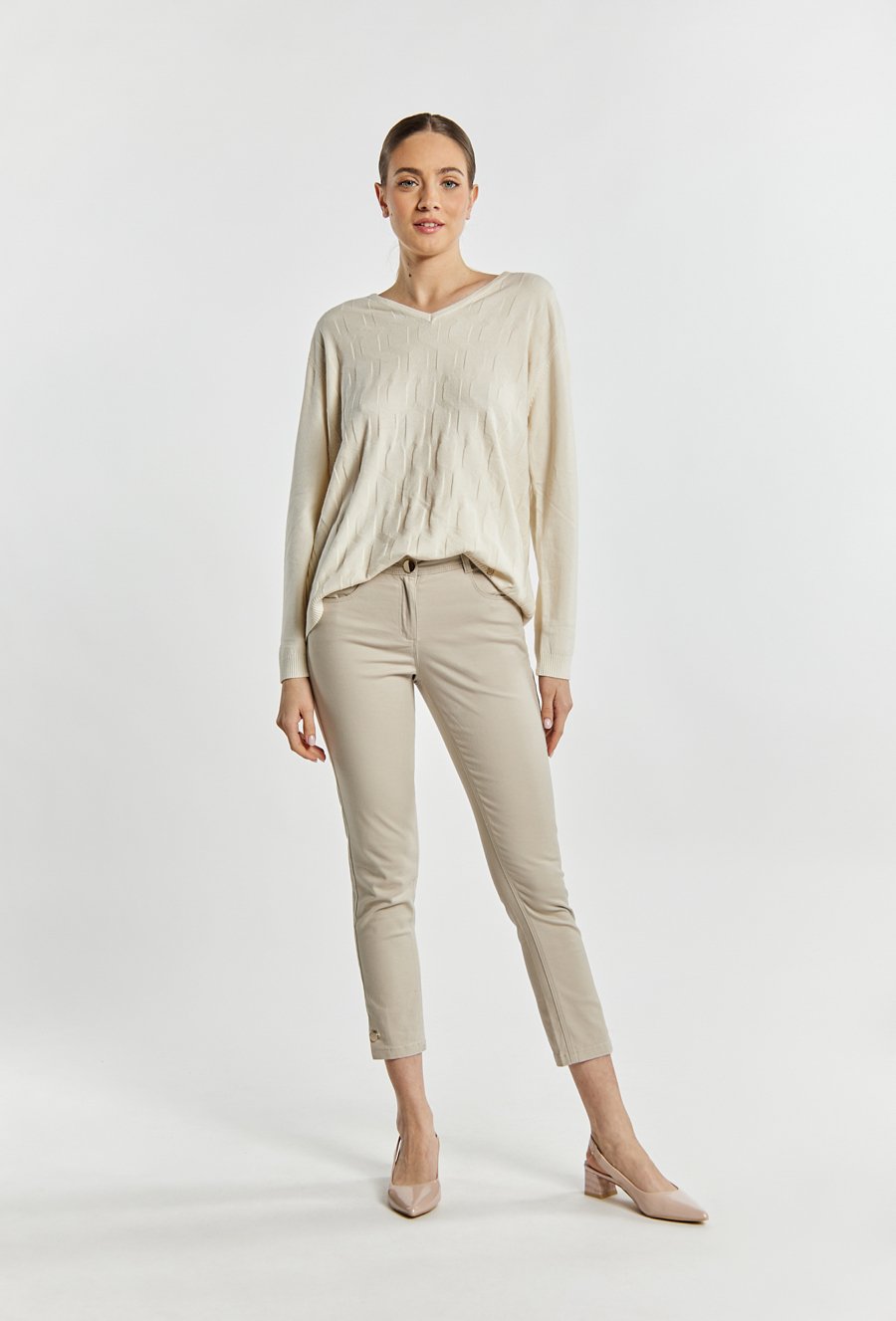 Sweter damski z delikatnym wzorem