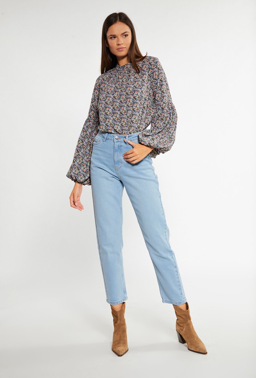 Kwiecista bluzka z szerokim rękawem