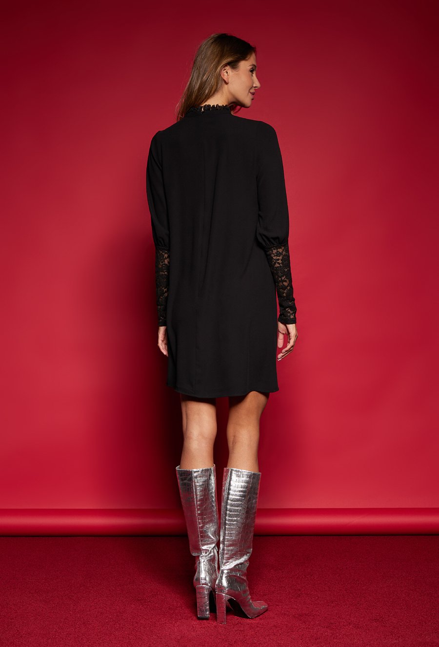 Elegancka sukienka z koronką