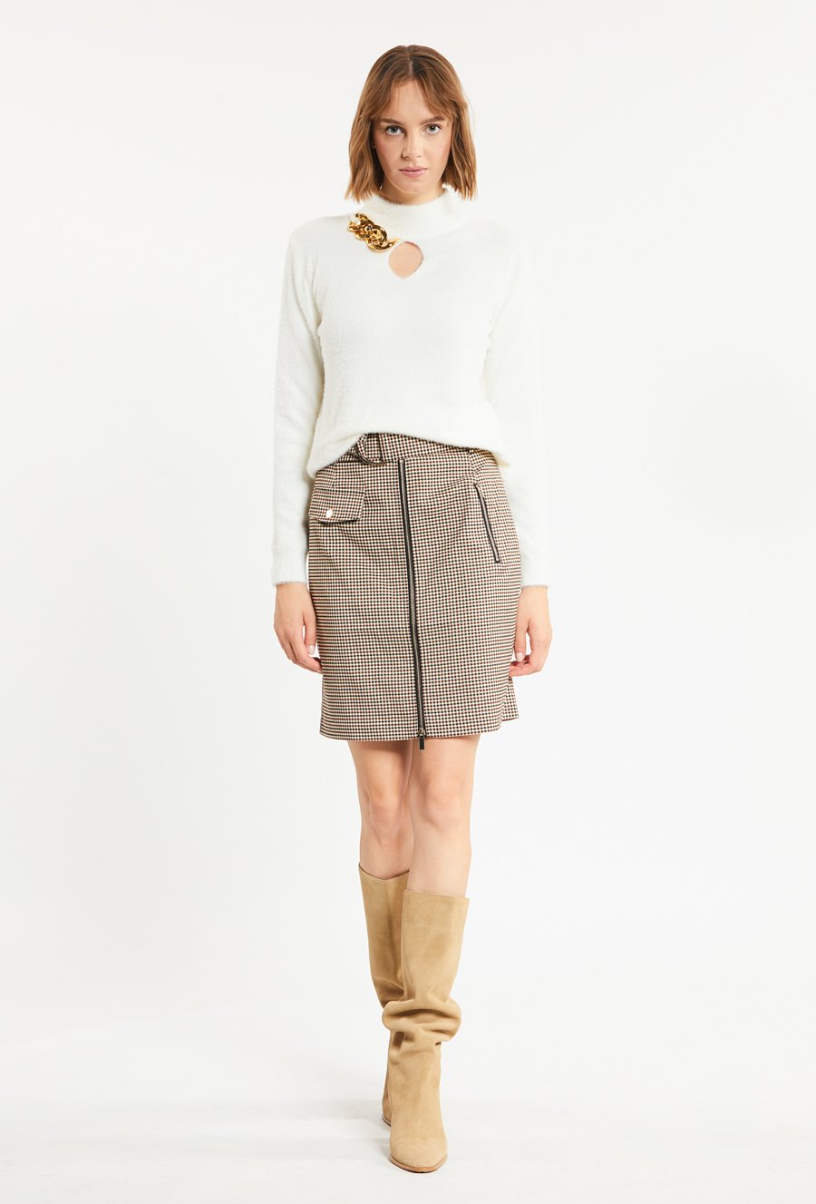 Sweter damski z biżuteryjną aplikacją