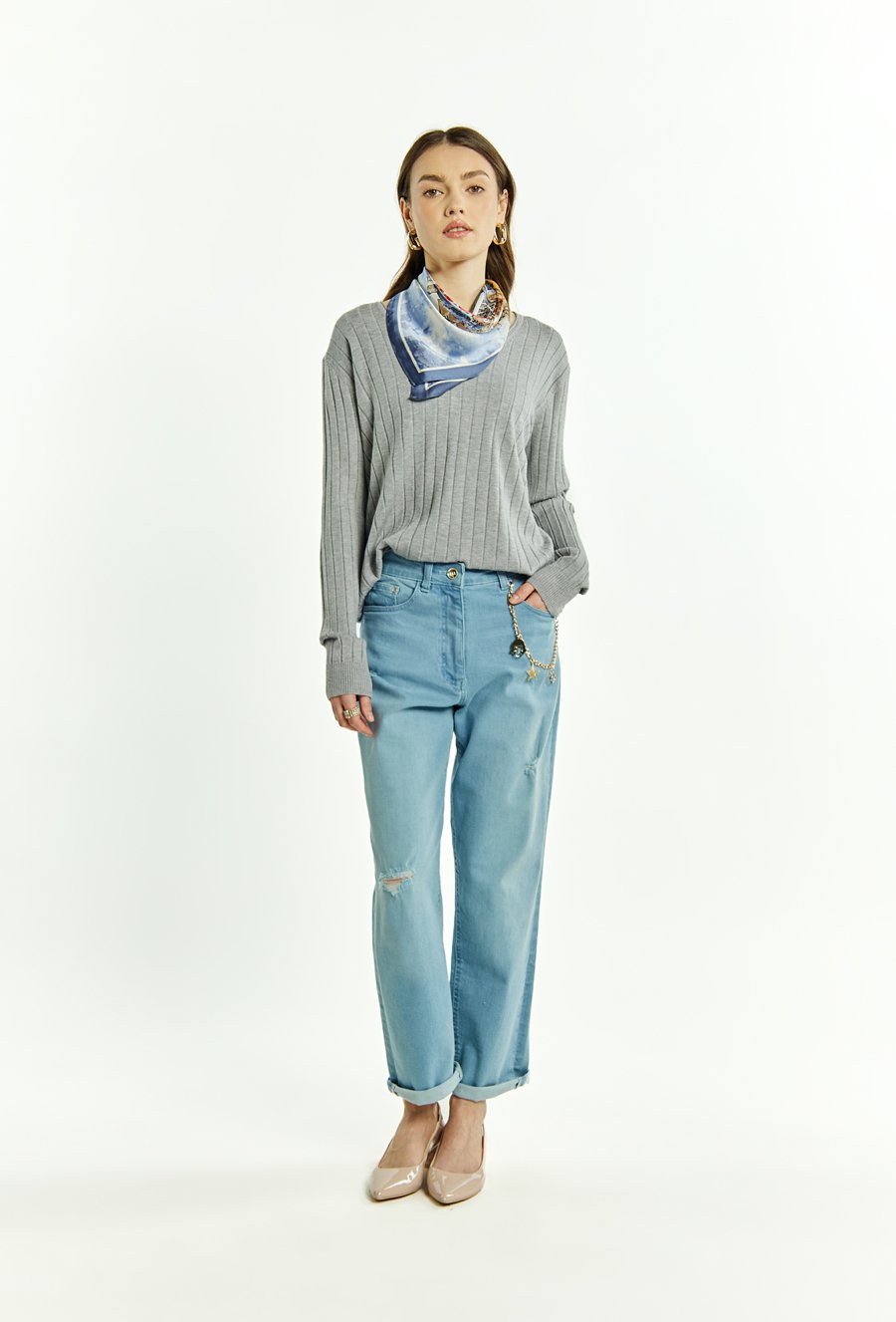 Sweter damski z dekoltem w serek