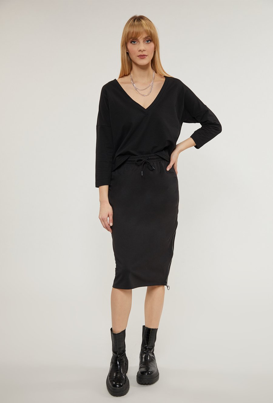 Dzianinowa sp&oacute;dnica damska z aplikacją