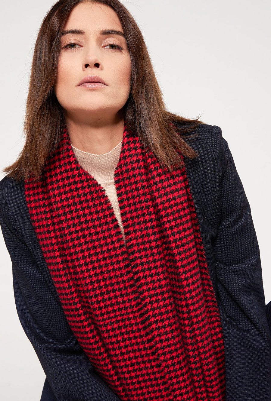 Wzorzysty szal z frędzlami