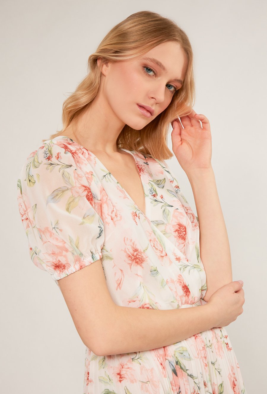 Plisowana sukienka w kwiaty