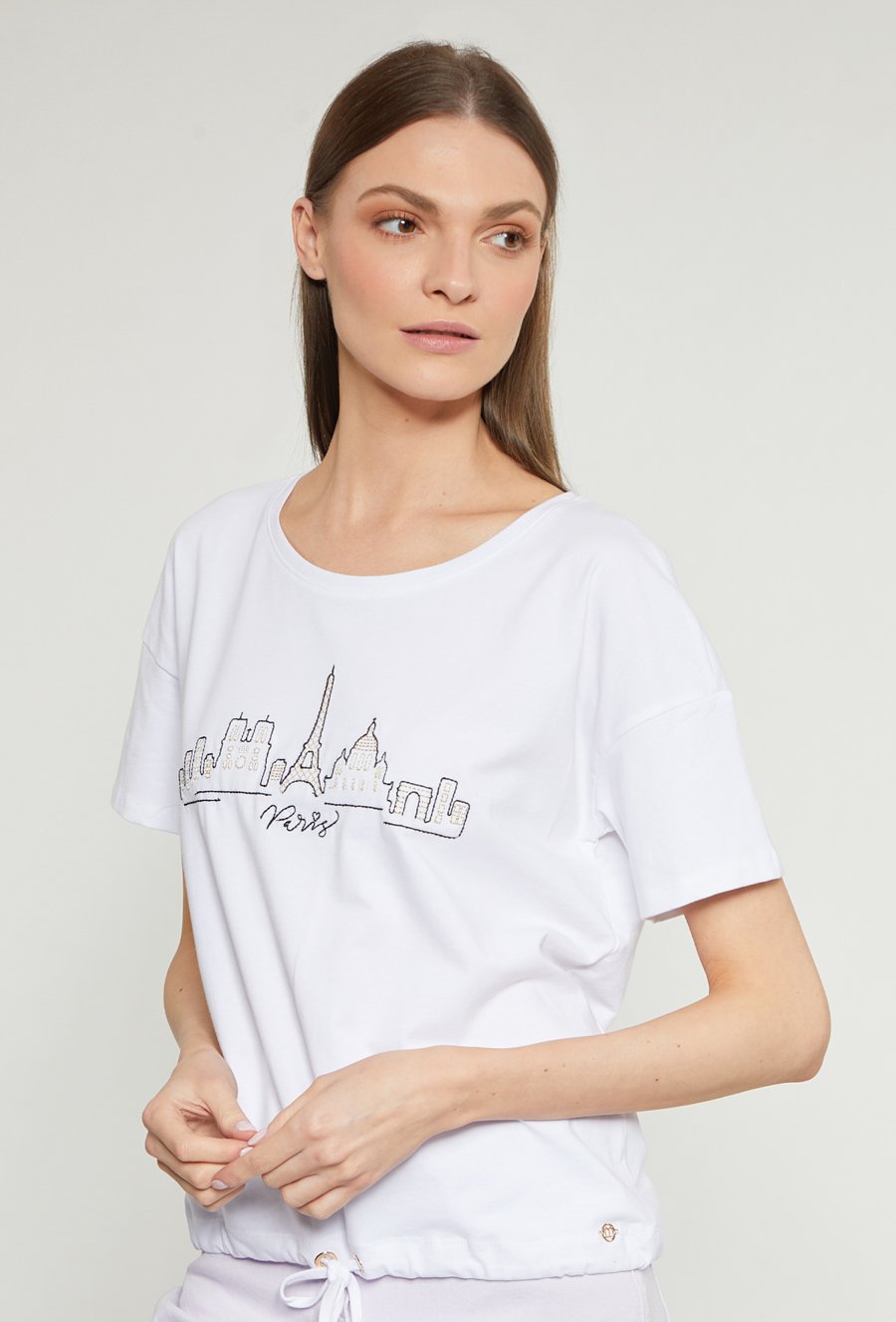 T-shirt damski z haftowanym wzorem