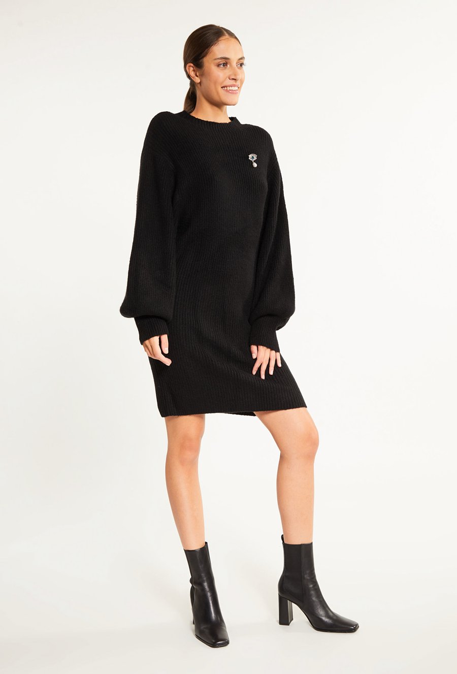 Swetrowa sukienka z broszką