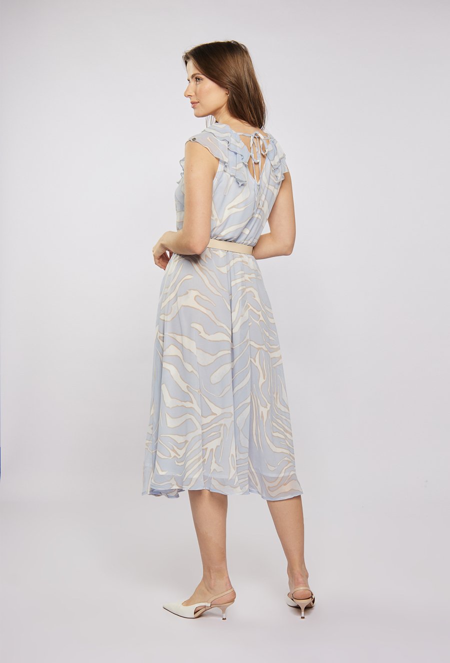 Wzorzysta sukienka z falbaną