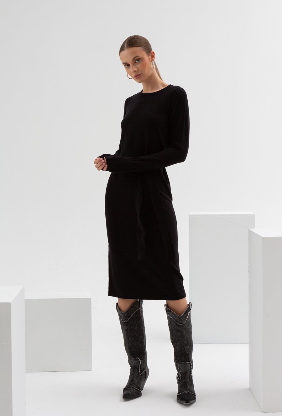 Wiskozowa sukienka wiązana w talii