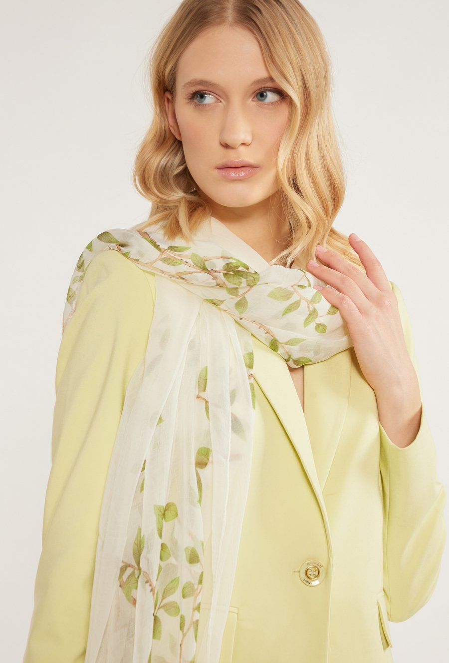 Szal z motywem roślinnym