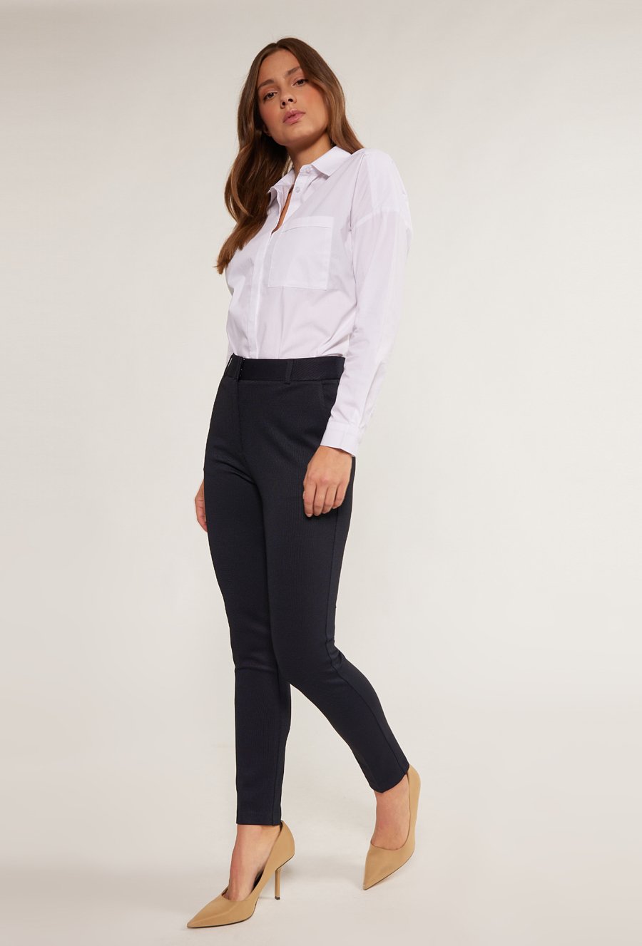 Eleganckie spodnie damskie z delikatnym printem