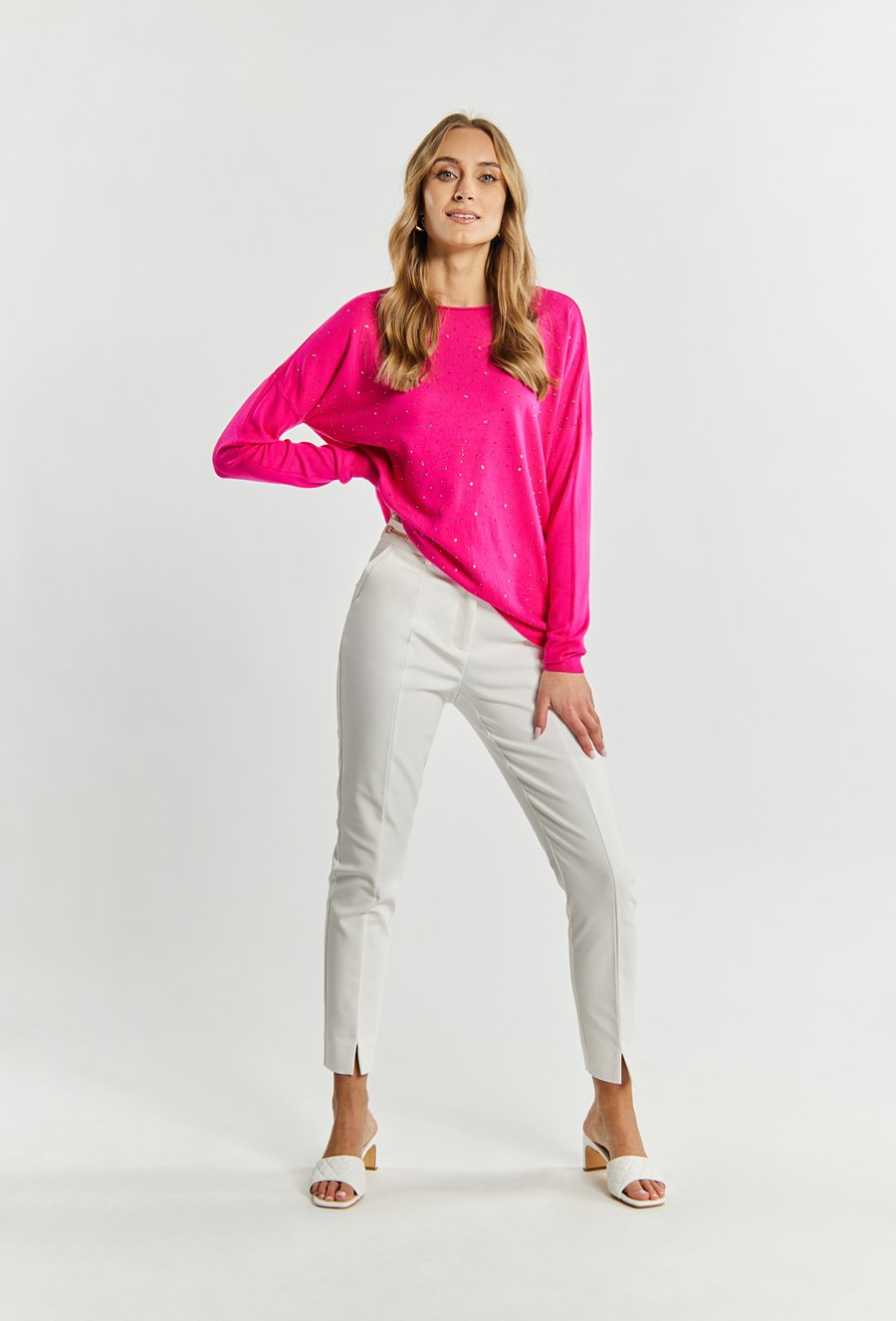 Sweter damski z ozdobną aplikacją