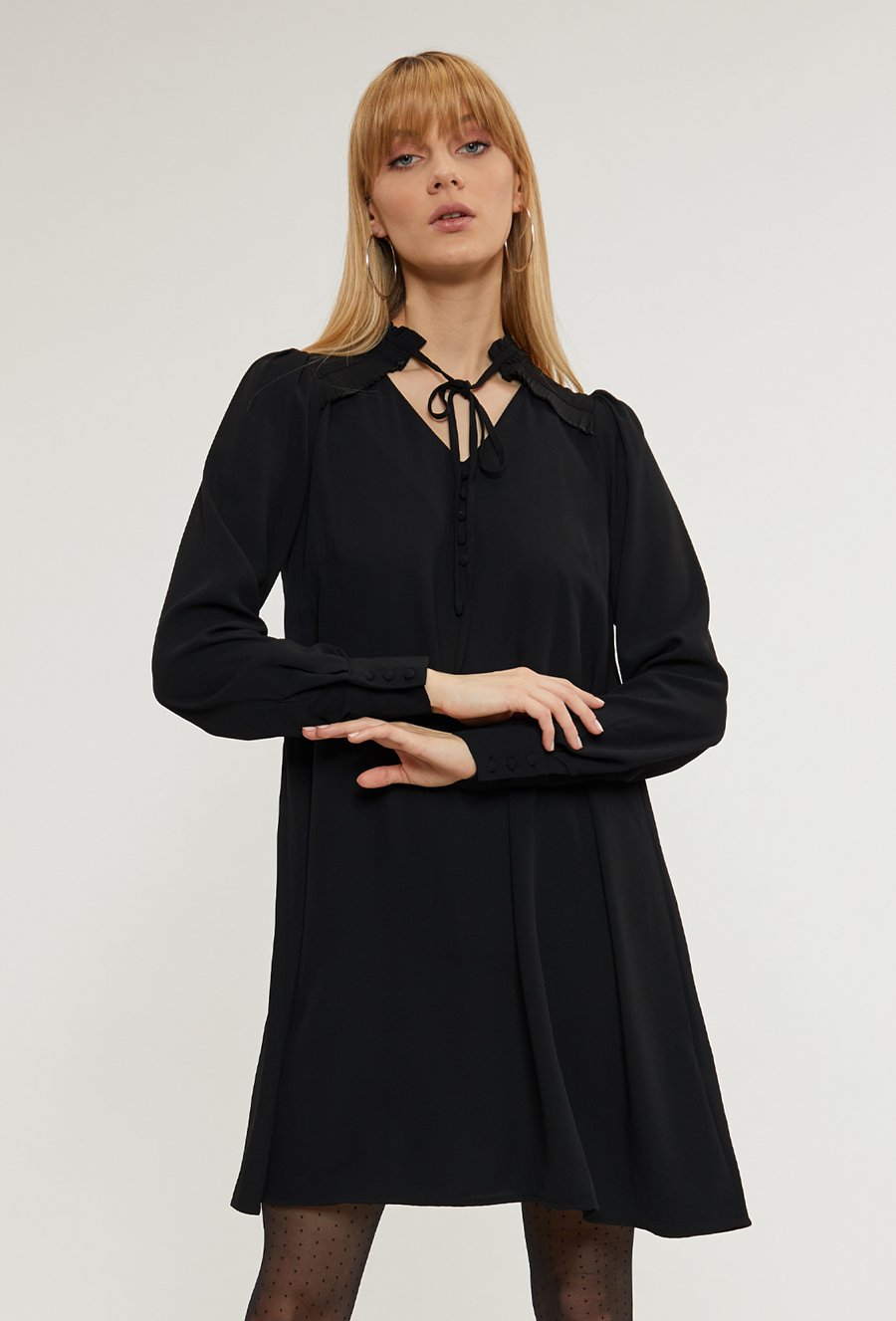 Sukienka z wiązaniem przy dekolcie