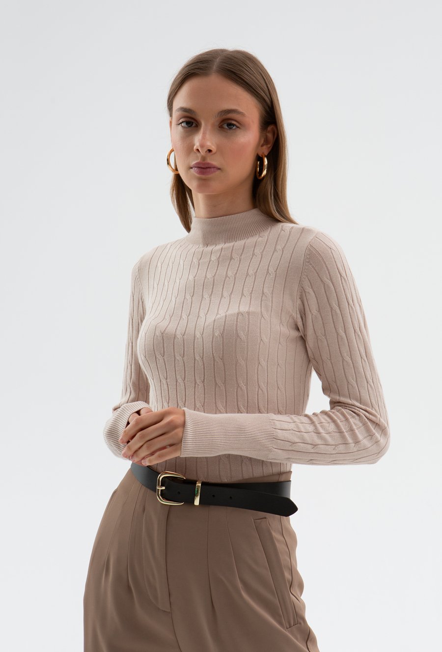 Wiskozowy sweter w warkoczowy splot