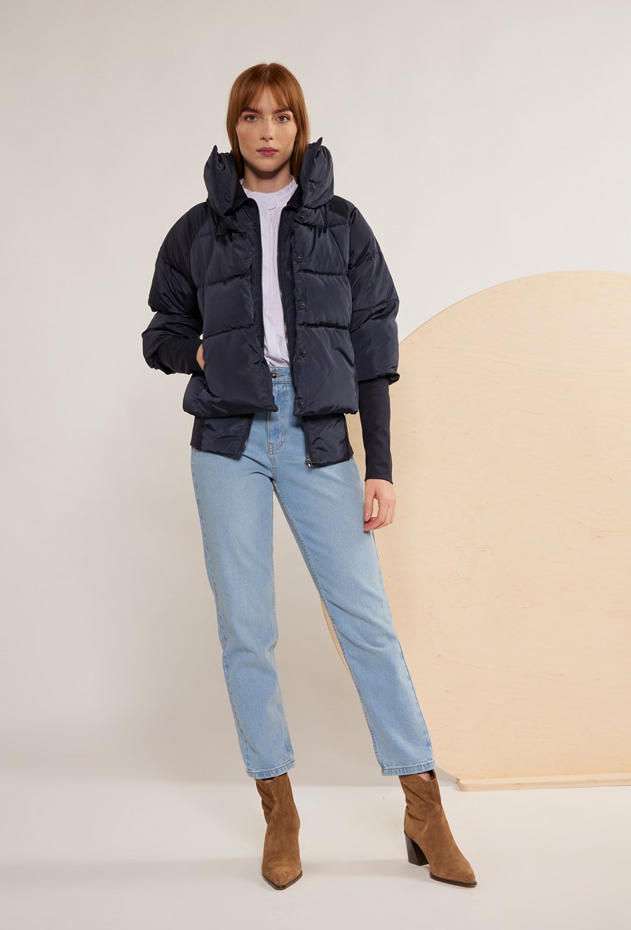 Kr&oacute;tka kurtka z wysoką st&oacute;jką