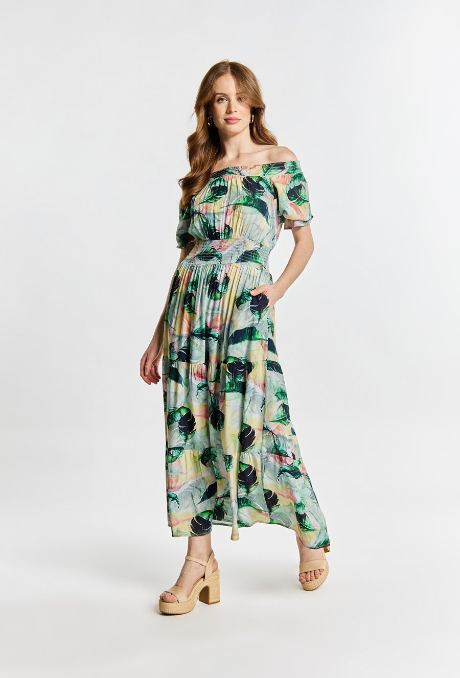 Sukienka z odkrytymi ramionami