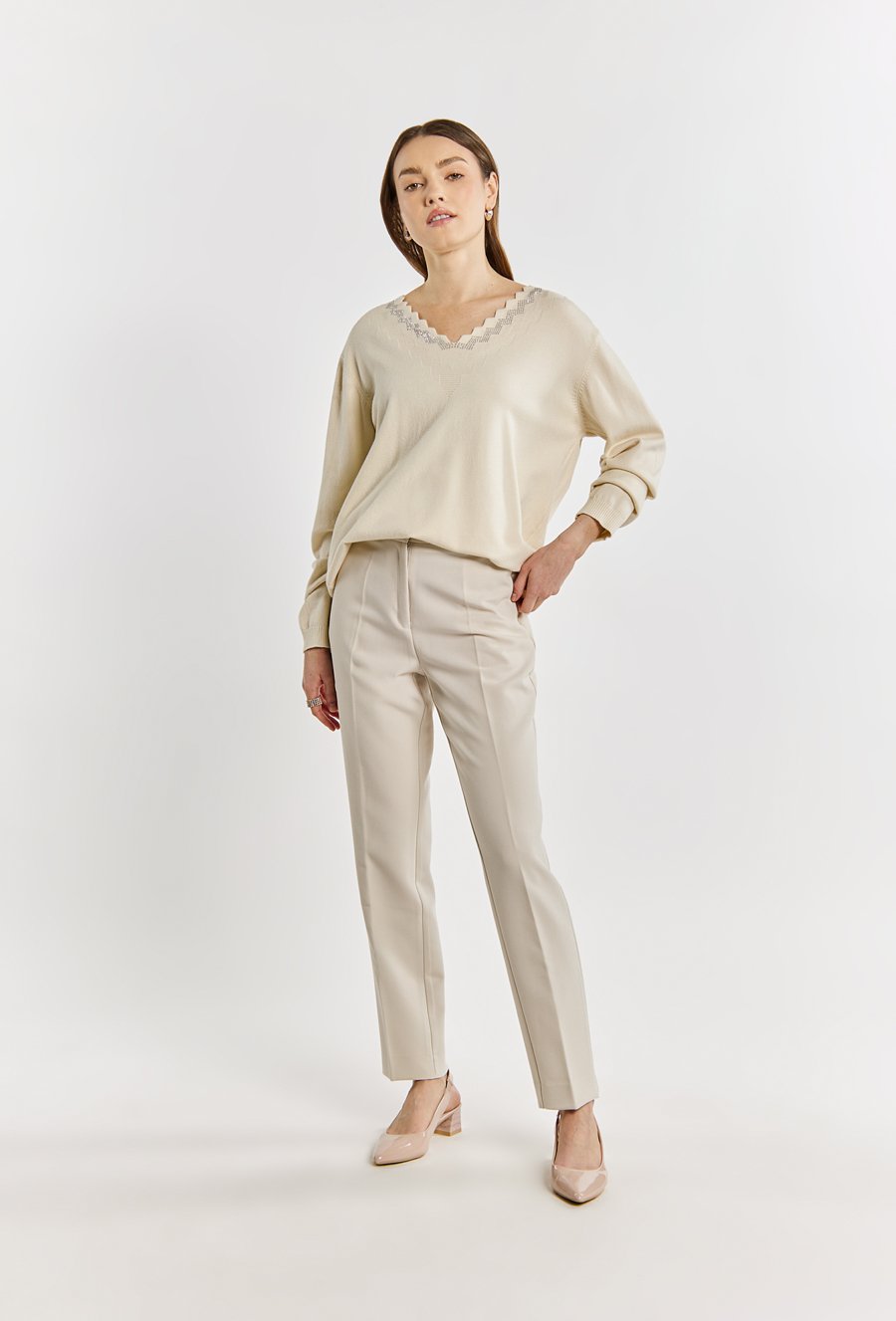 Sweter damski z dżetowym dekoltem