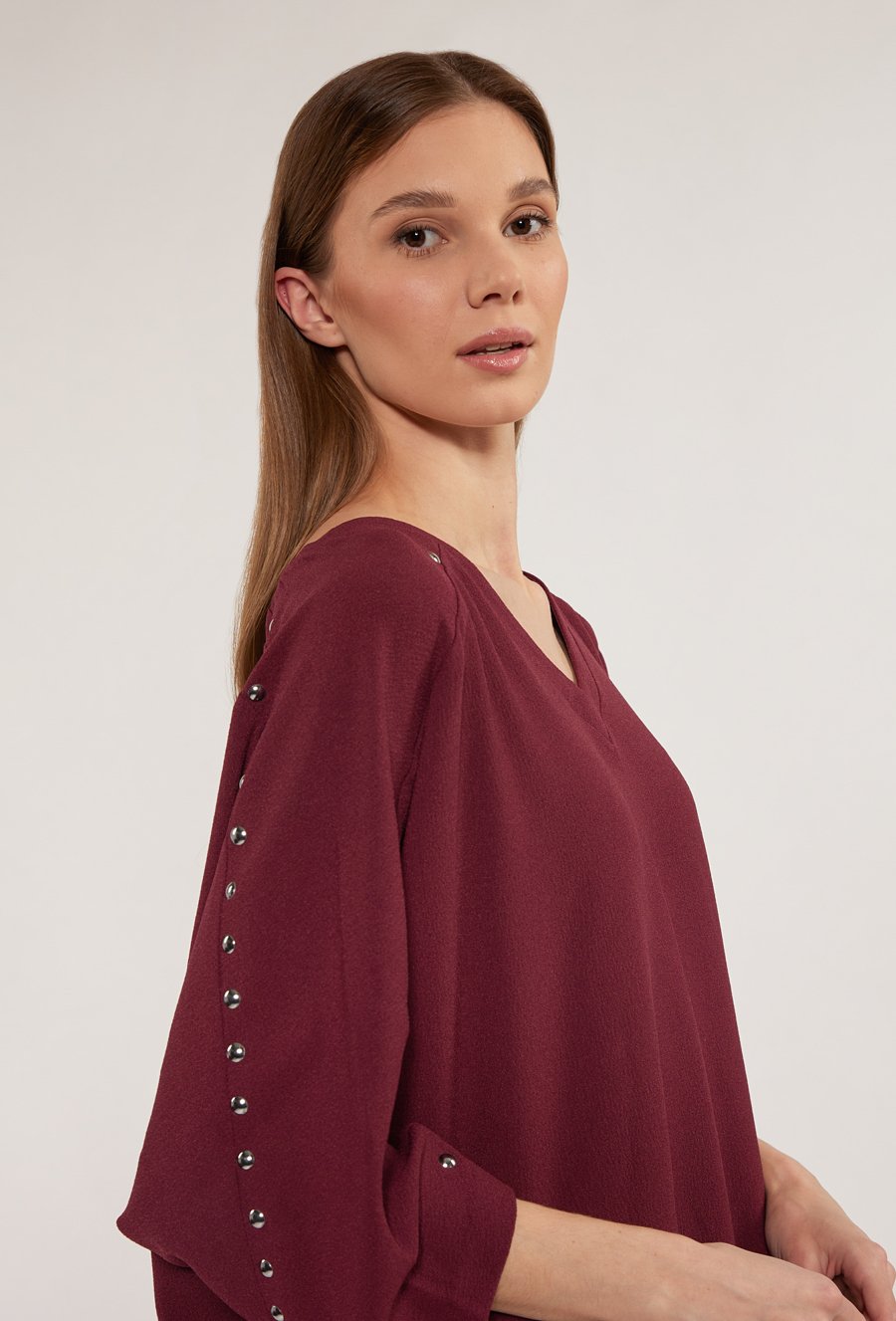 Sukienka mini ze zdobieniem na rękawach